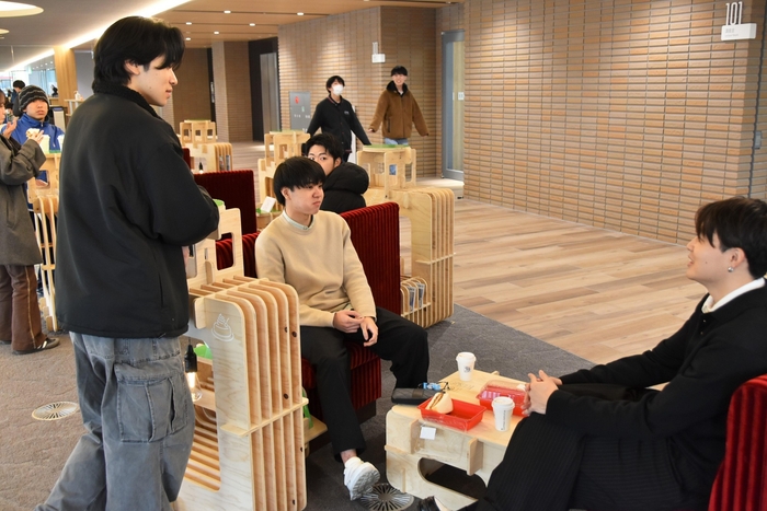 スリット家具の上部のテーブルを活用し、座っている人と立っている人でもコミュニケーション