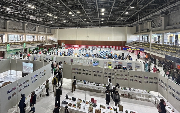 「第50回あげお産業祭」上尾市民体育館内の会場風景。アイダ設計は「あげお工業フェア」に出展