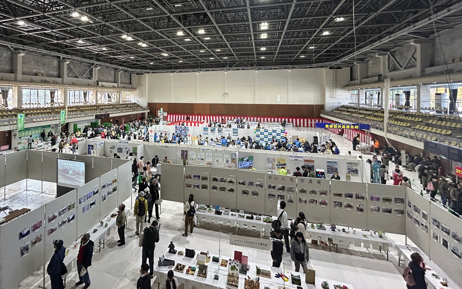 「第50回あげお産業祭」上尾市民体育館内の会場風景。アイダ設計は「あげお工業フェア」に出展