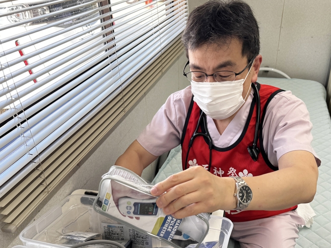 救護ボックスを確認する伊藤医師