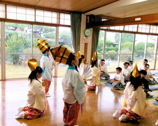 名古屋の笠寺幼児園、年長児が伝統文化を通じて地域交流を実現 　高齢者施設で「おんな白虎隊」や「少年田原坂」を披露