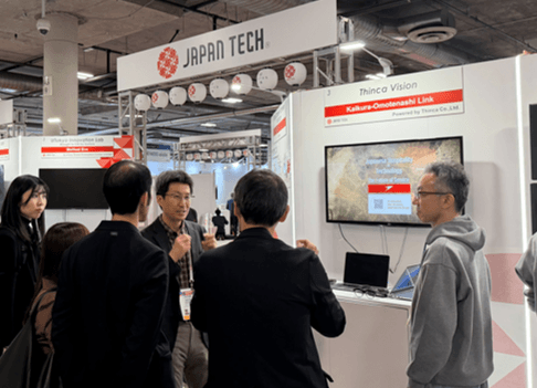 熱心に説明を聞き入る来場者