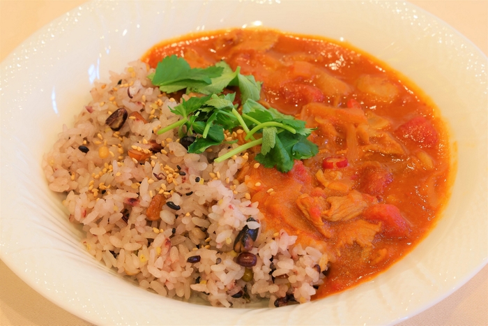 おいしく食べて元気に育む 桃豚のはぐくむビンダルー