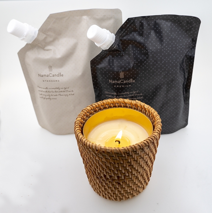 奥:生キャンドルパック(スタンダード白/プレミアム黒)手前:籐カップ