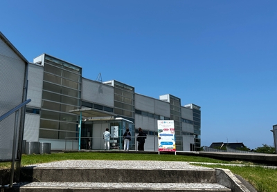 表彰式が行われた射水市大島絵本館