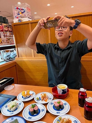 留学のために来日した初日は、 回転寿司を食べに行きました