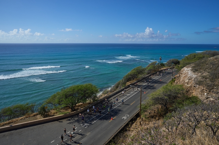 ダイヤモンドヘッドあたりを走るランナー