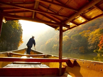 星のや京都（京都府・嵐山） 朝日を受けて輝く紅葉を楽しむアクティビティ 錦秋の嵐山で舟遊び「朝のもみじ舟」今年も開催 期間：2018年11月20日～12月5日