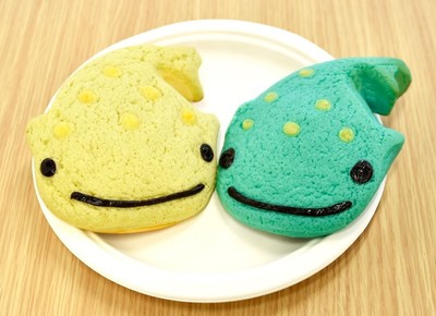 「ジンベエパン」<左>カスタードクリーム味(カフェ マーメイド のみで販売)<右>ミルククリーム味(ドリンクスタンド SEA SAW のみで販売)