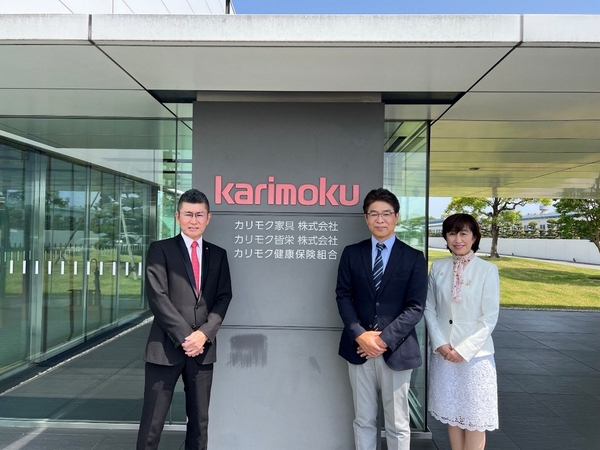 （写真左より） カリモク家具株式会社 取締役会長　加藤 英樹 様、パリミキ  代表取締役社長 恒吉 裕司、愛知子ども応援プロジェクト 代表理事　藤野　直子様