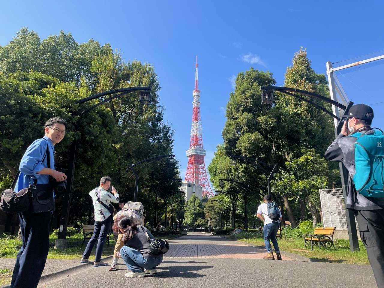 東京タワーを背景に、芝公園を撮影できる人気スポットで撮影!
