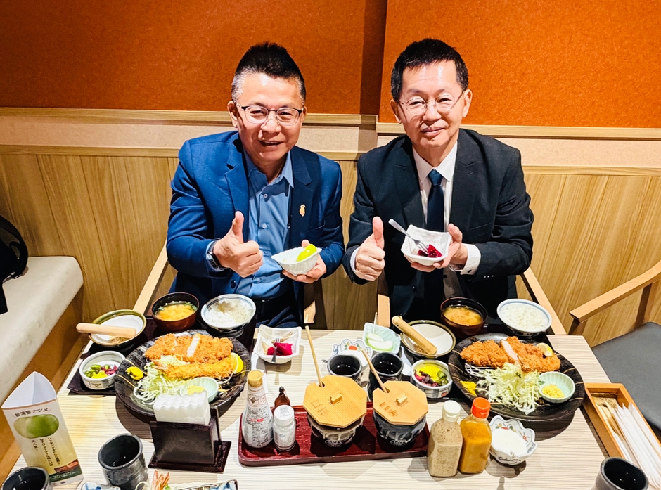 高雄市政府農業局の姚志旺局長(左)