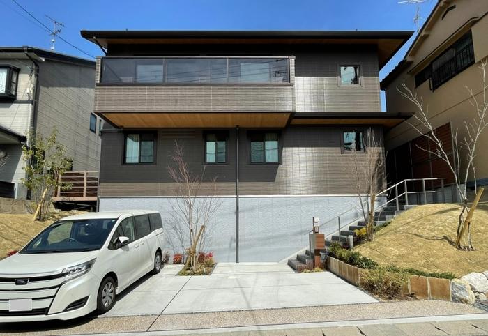 I様ご自宅の外観 前面道路の低いところから基礎を高く立ち上げ、土地の高低差を解消