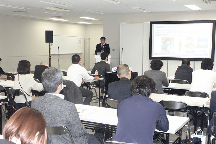 ベニザケ養殖プロジェクトについて講演する小林部長