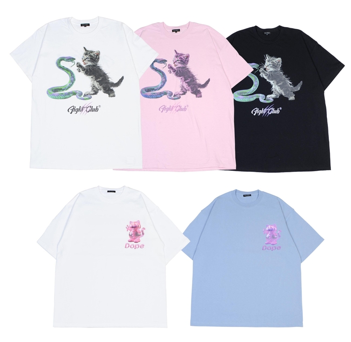 『CAT FIGHT TEE』&『DOPE CAT TEE』 各9,900円(税込)