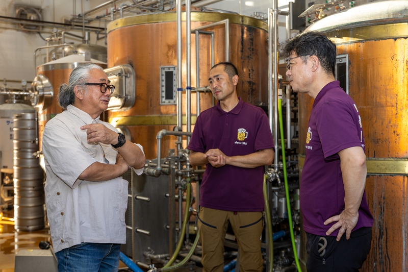 制作したビールの途中で試飲・打合せ3