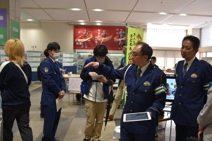 天白署の澤田署長（右端）も見守る
