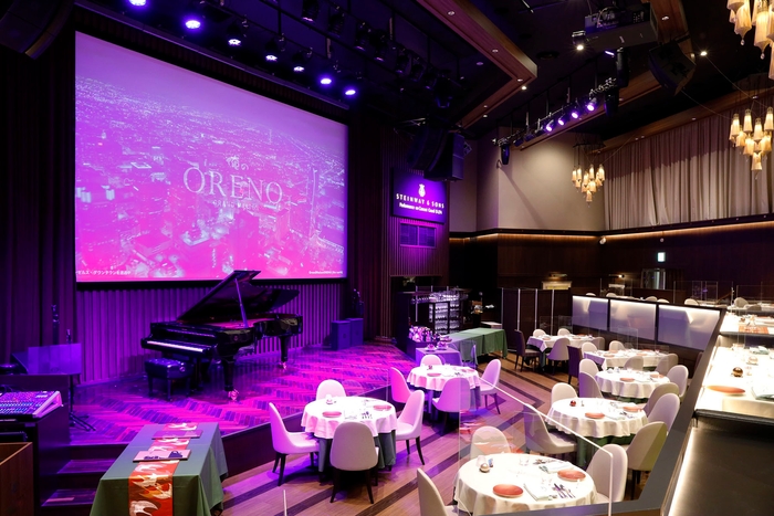 天井高7mのラグジュアリーな店内の様子