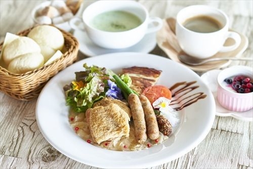 チキンとブラートブルスト（ソーセージ）のベルナープラッテ