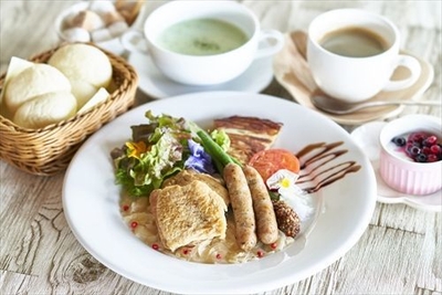 チキンとブラートブルスト(ソーセージ)のベルナープラッテ