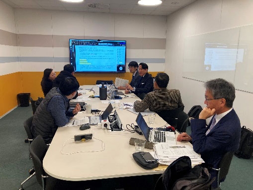 作業部会でプロジェクトリーダーを務める小島上席研究員（右から３人目）