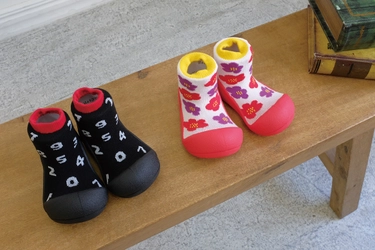国内シェアNo1・販売累計約40万足突破の 赤ちゃんのためのトレーニングソックスシューズ『Babyfeet(R)』 　『SOU・SOU』とコラボした10周年記念特別モデルを7月発売
