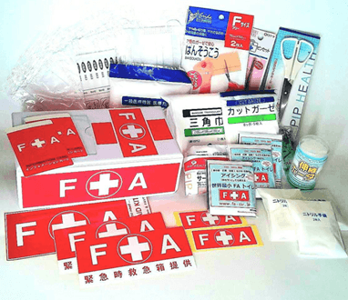 「提供表示式 救急キットFA」には、救急箱所在表示シール以外に27個の資材が含まれています。