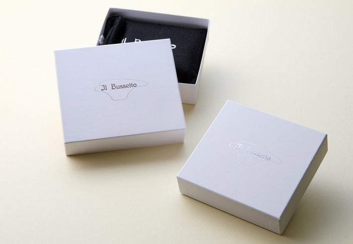 限定色「アンティークグリーン」のボックスは、ロゴがシルバー箔押しのフレッシュなホワイトカラー