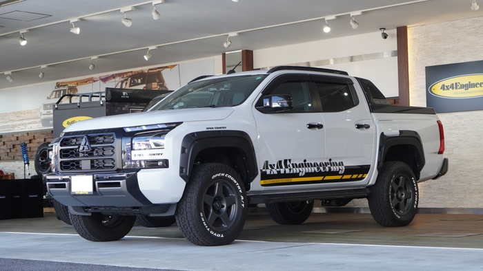 デモカー トライトン