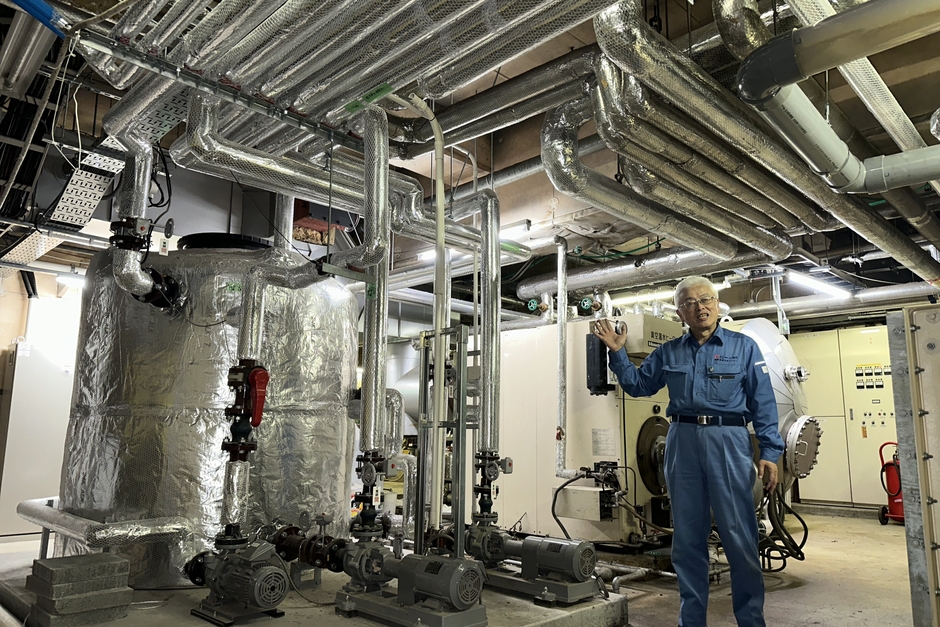 温泉廃熱利用システムの見学に応じる神島