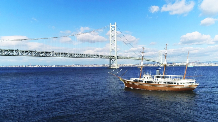 明石海峡大橋と咸臨丸