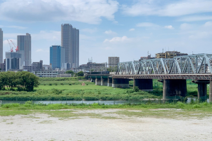 多摩川を渡る「１２０００系」