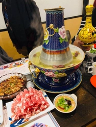 北京の宮廷で愛された景泰藍の火鍋でいただく 「羊肉のしゃぶしゃぶ」と「紅麹羊肉鍋」を提供開始！ トレインチャンネルで話題の“北京胡同焼肉”の新メニュー