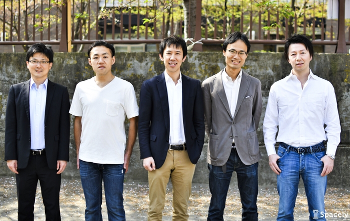 写真左より:DBJキャピタル河合氏、当社リードエンジニア葦名、当社代表取締役森田、当社取締役中嶋、Draper Nexus Venture Partners倉林氏