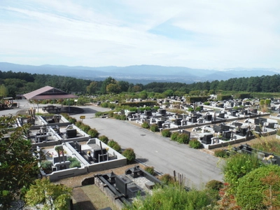 「お墓仲間」生前から親しく！ 小諸市の合葬式墓地見学ツアー大盛況