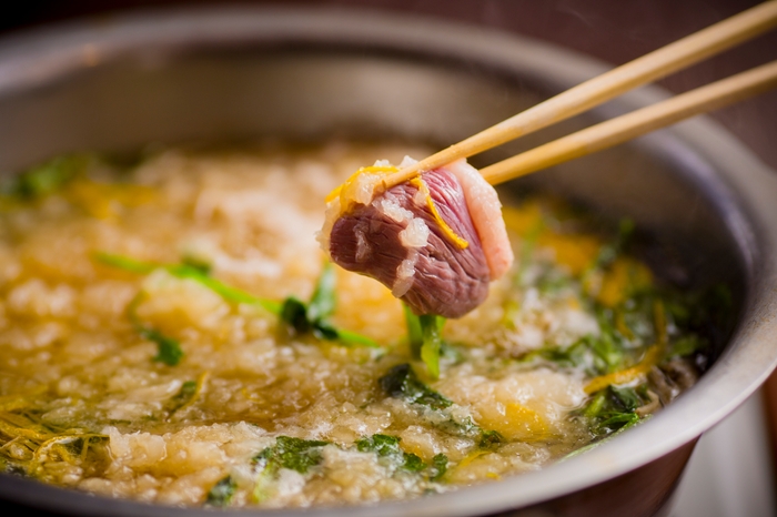 新鮮なロースはサッと出汁にくぐらせて