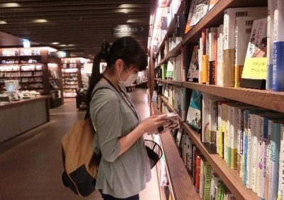 梅田蔦屋書店での選書の様子