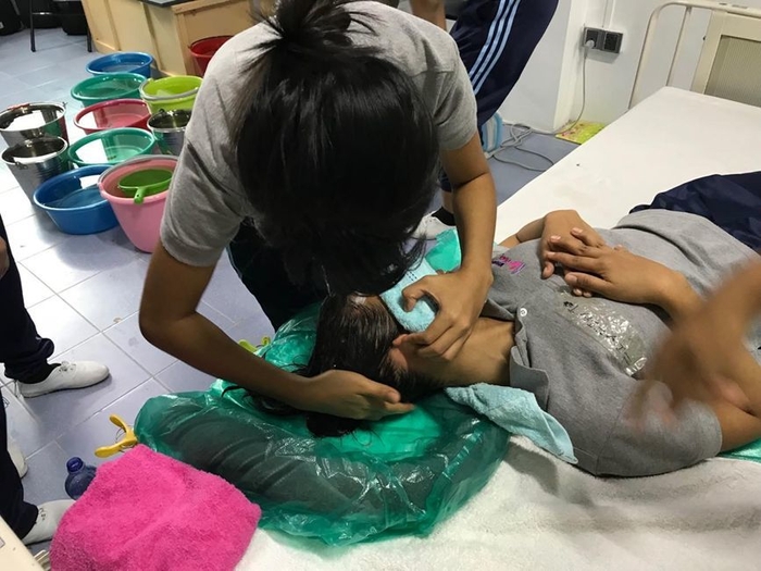 ミャンマーでの教育:介護授業 ベッド上での洗顔