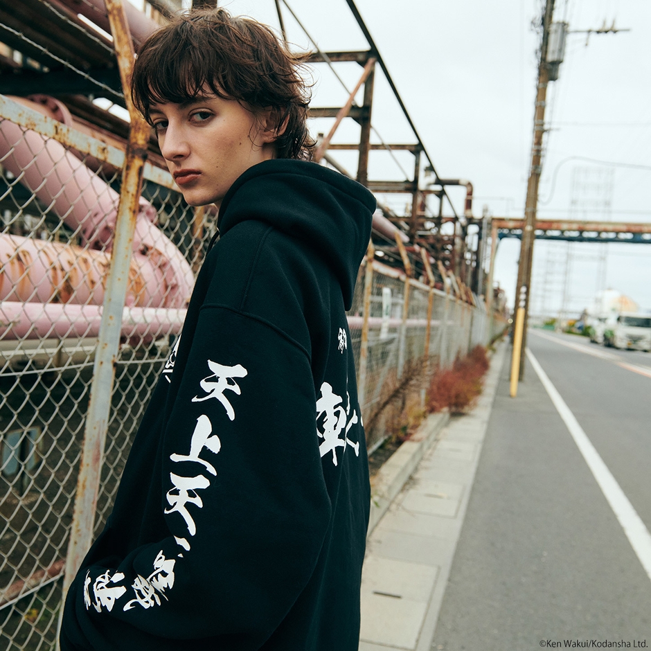 Tokyo Revengers mastermind JAPAN パーカー 初代ロゴ柄 着用イメージ(2)
