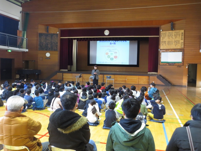 学校公開日、保護者や地域の方も参加