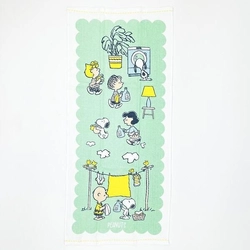 スヌーピーのふんわりガーゼタオル。スヌーピーのほのぼのデザインに見ているだけで癒されます。薄手で使い勝手がいいので毎日のタオルとして◎