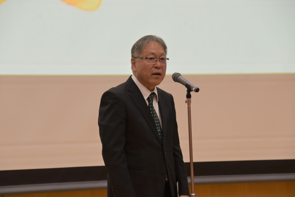 あいさつする野口学長