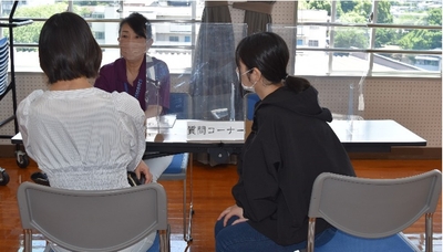 令和4年(2022年)のオープンキャンパスでの個別相談会の様子
