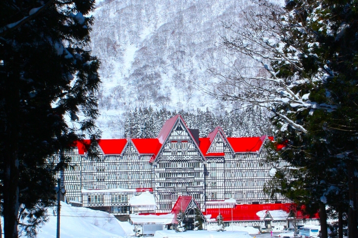 森を抜けた先に現れる赤い三角屋根がトレードマークのリゾートホテル