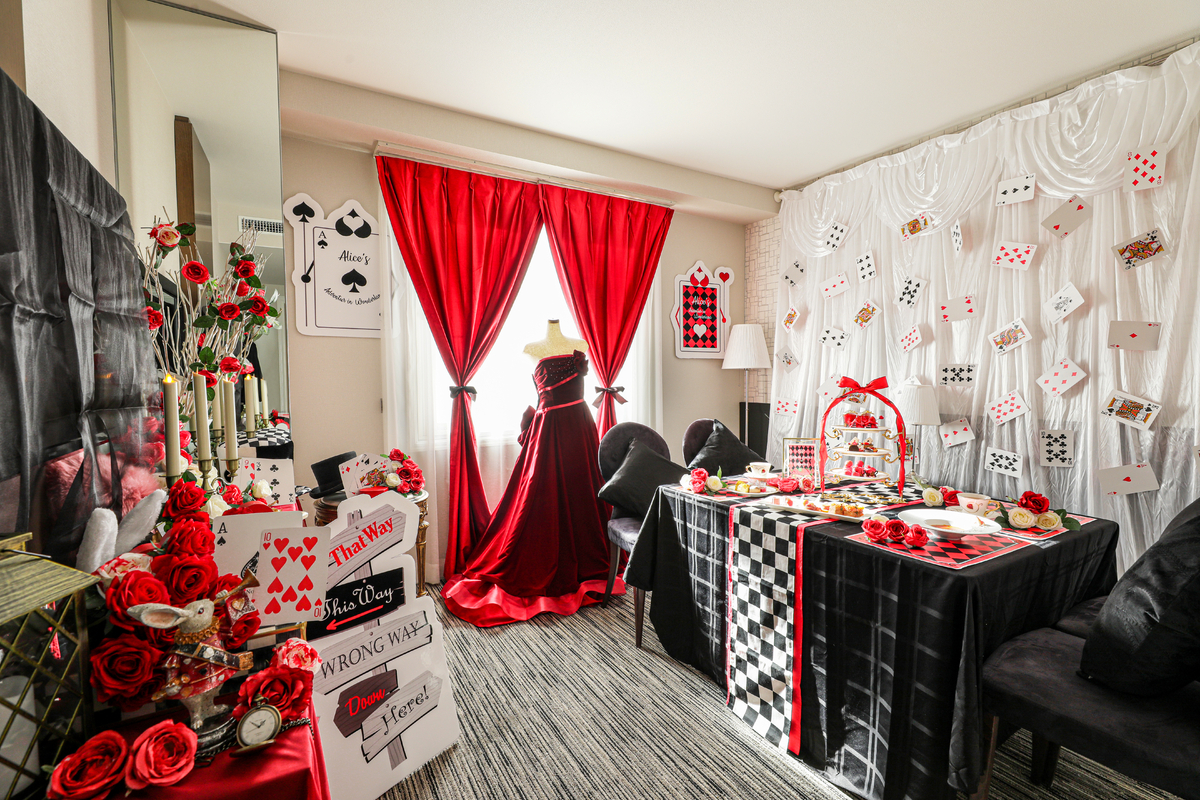 “ハートの女王”の登場シーンを表現したお部屋が貸切！全てのメニューに旬のいちごを取り入れたアフタヌーンティー 『ハートの女王～ストロベリーローズガーデン～コンセプトルーム』販売