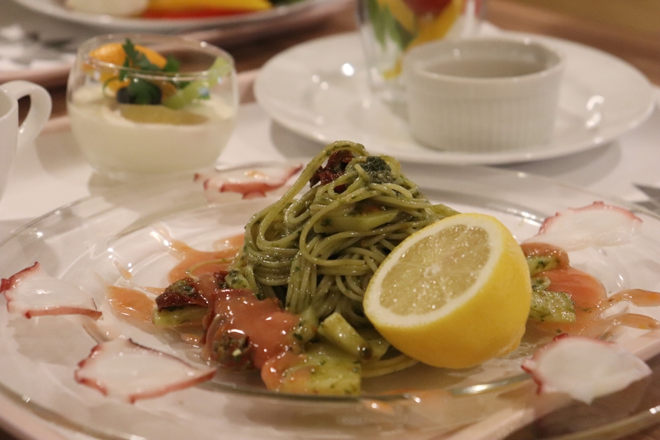 冷製カッペリーニ バジルとマダコのソース(学内のコンポストでできた堆肥で育てたハーブを使用)