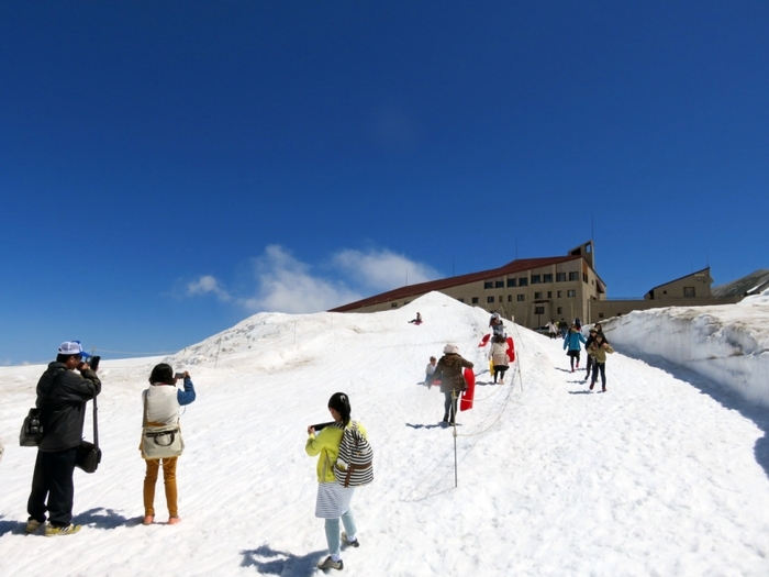 雪の巨大滑り台