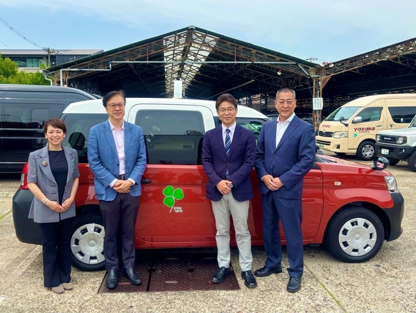 （写真左より） ママキラ☆プロジェクト 代表　上川里枝 様、京都こども宅食プロジェクト 代表　畑山博 様、パリミキ  代表取締役社長 恒吉 裕司、彌榮自動車 代表取締役社長　粂田晃稔 様