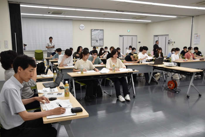 澤田准教授（左）とゼミ生たち