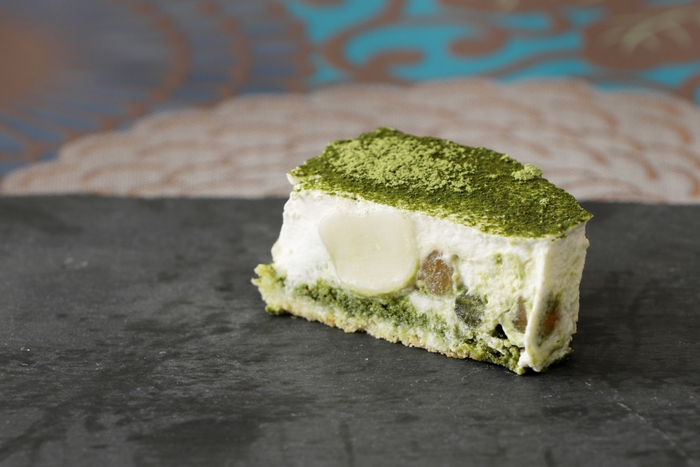 西尾抹茶の和風ティラミス 苺大福を添えて マスカルポーネクリーム・かのこ豆・ 抹茶ソース ・白玉などを使い和のティラミス仕立てに イメージ画像